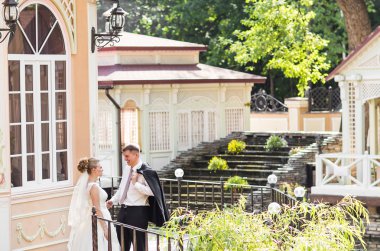 sarılma, elinde bir buket çiçek, onu kucaklayan damat gelin düğün çifti