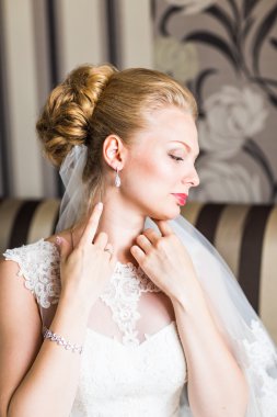 Güzel Gelin Moda düğün saç modeli ile. Genç güzel gelin closeup portresi.