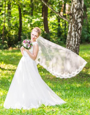 buket çiçek açık ile güzel bir gelin