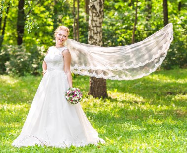 buket çiçek açık ile güzel bir gelin