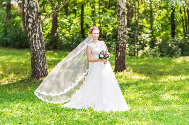 buket çiçek açık ile güzel bir gelin