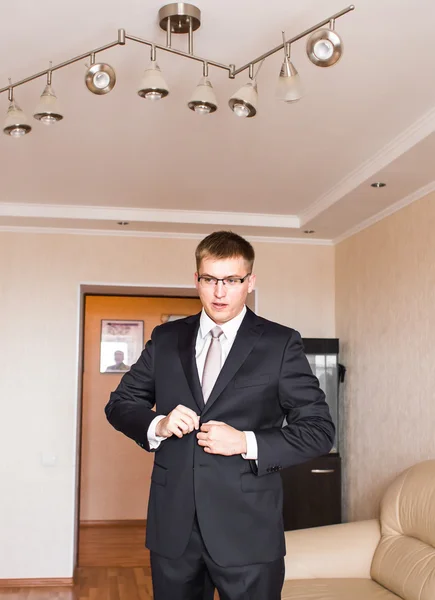 Uomo d'affari o Sposo vestito il giorno del matrimonio e la preparazione . — Foto Stock
