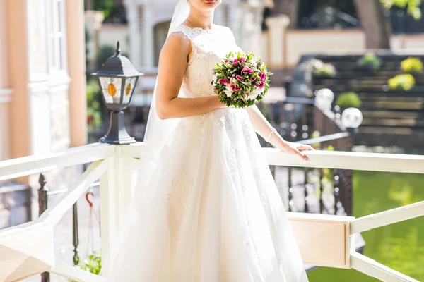 buket çiçek açık ile güzel bir gelin