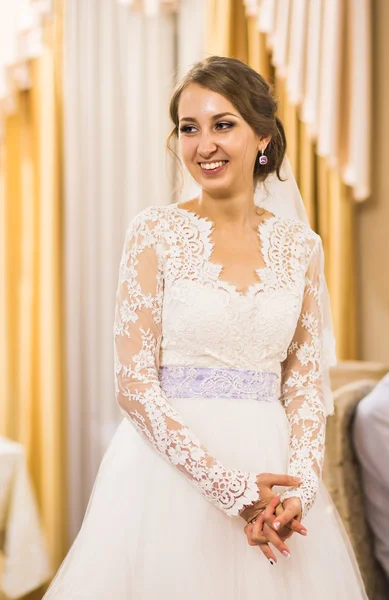 Porträtt av vackra unga brud i elegant vit klänning inomhus — Stockfoto