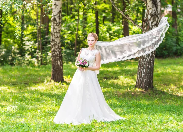 buket çiçek açık ile güzel bir gelin