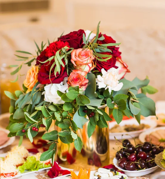 Decoração de mesa com flores — Fotografia de Stock