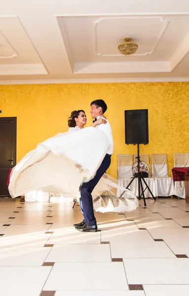 Mooie Kaukasische paar net getrouwd en hun eerste dans dansen — Stockfoto