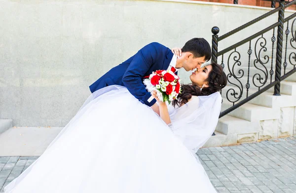 Hochzeitstanz von Braut und Bräutigam — Stockfoto