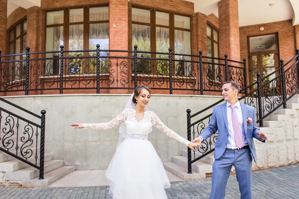 Dança de casamento de noiva e noivo — Fotografia de Stock