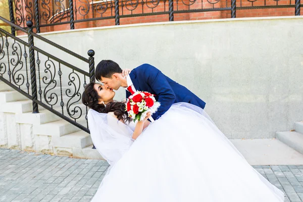 Schönes kaukasisches Paar, das gerade geheiratet hat und seinen ersten Tanz tanzt — Stockfoto