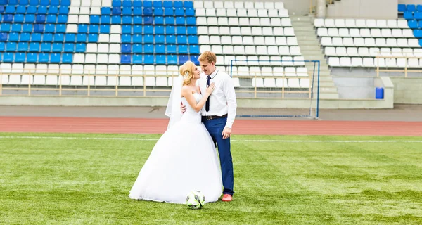 Conceito do Campeonato Europeu de Futebol. Casamento casal no estádio de futebol . — Fotografia de Stock