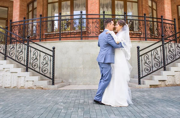 Dança de casamento de noiva e noivo — Fotografia de Stock