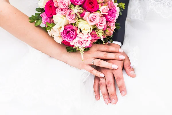 新郎和新娘结婚戒指的手 — 图库照片