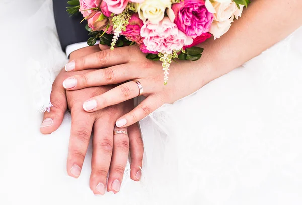 Τα χέρια του γαμπρού και της νύφης με τη γαμήλια δαχτυλίδια — Φωτογραφία Αρχείου