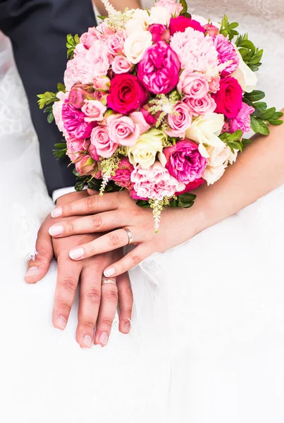 Mani di sposo e sposa con fedi nuziali — Foto Stock