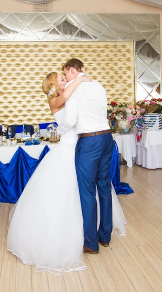 Menyasszony és a vőlegény, tánc — Stock Fotó