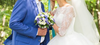 Gelinlerin elinde güzel bir buket.