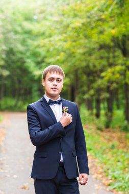 Gelinlik giymiş damat.