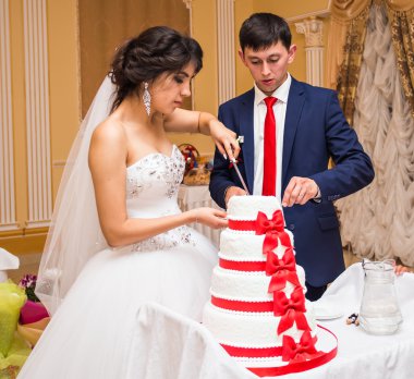 Gelin ve damat düğün pastasını kesiyor