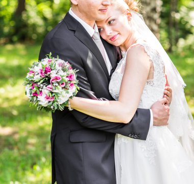 Gelinlerin elinde güzel bir buket.