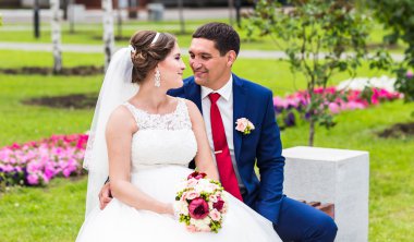 Gelin ve damat gün açık havada yürüyüş düğününde. Mutlu yeni evliler kucaklayan. Seven Çift.