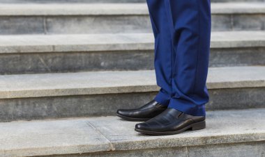 Üst katta yürüyoruz: Erkek deri ayakkabılarının yakın görüntüsü.