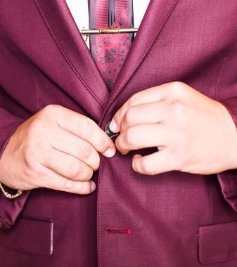 Adam kadar düğmelerini ceket yakın çekim