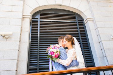 Gelin ve damat bir romantik an açık havada üzerinde