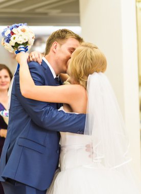 şık muhteşem mutlu gelin ve Damat Düğün resepsiyonunda öpüşme duygusal neşeli anlar