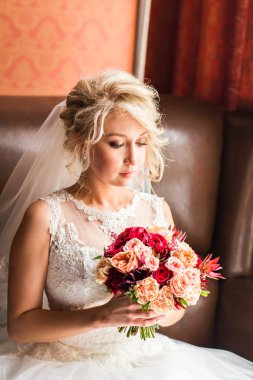 Düğün Çiçek, düğün gününde renkli buket elleri tutan kadın