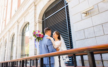 Gelin ve damat gün açık havada yürüyüş düğününde. Mutlu yeni evliler kucaklayan. Seven Çift.