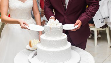 Gelin ve damat düğün pastalarını kesiyorlar.