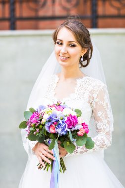 Güzel düğün buketi Gelinin ellerinde