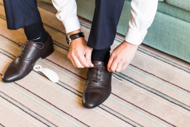 Uygulamakla şık ayakkabılar kapalı yakın çekim genç adam