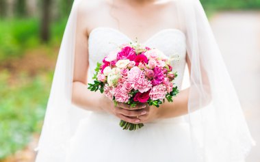 Güzel düğün buketi Gelinin ellerinde