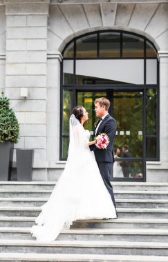 Gelin ve damat bir romantik an açık havada üzerinde