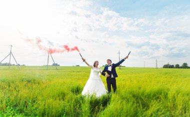 Gelin ve damat çayır duman bombaları ile