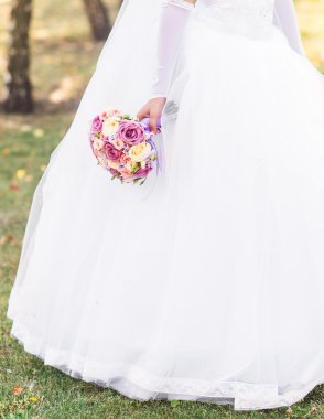 Güzel düğün buketi Gelinin ellerinde