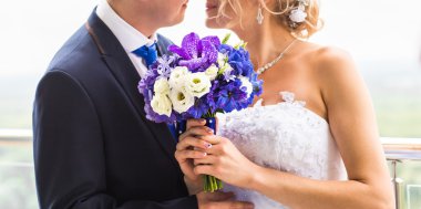 Gelinlerin elinde güzel bir buket.