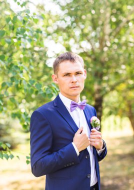 Gelinlik giymiş damat.