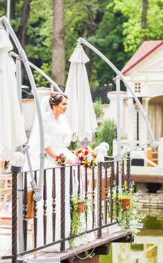 Romantik anlar açık havada zevk genç Düğün çifti