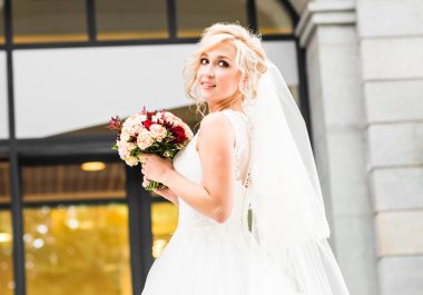 Güzel düğün buketi Gelinin ellerinde