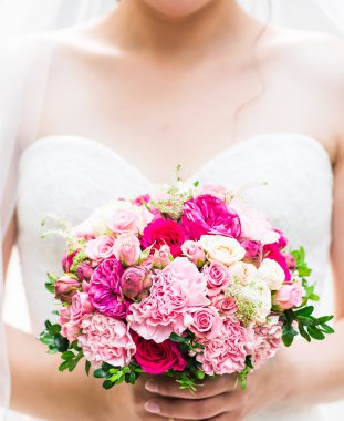 Gelinlerin elinde güzel bir buket.