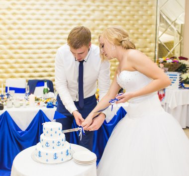 Güzellik gelin ve yakışıklı Damat Düğün pastası kesme.