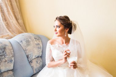 esmer gelin odası koltukta oturan