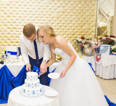 Gelin ve damat düğün pastasını kesiyor