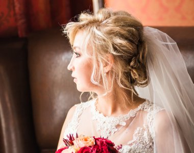 Güzel düğün buketi Gelinin ellerinde