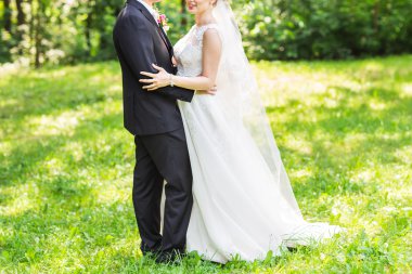 sarılma, elinde bir buket çiçek, onu kucaklayan damat gelin düğün çifti