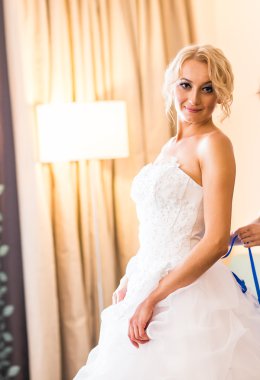 nedime elbise gelin yardımcı oluyor