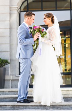 Gelin ve damat onların düğün günü açık havada